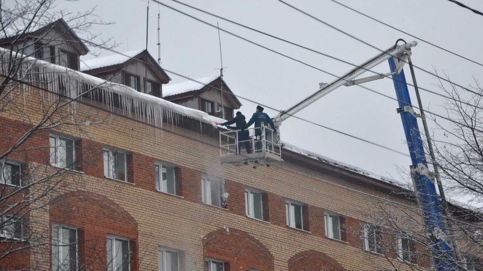 Около 2,4 тыс кровель очистили от снега и наледи в Подмосковье