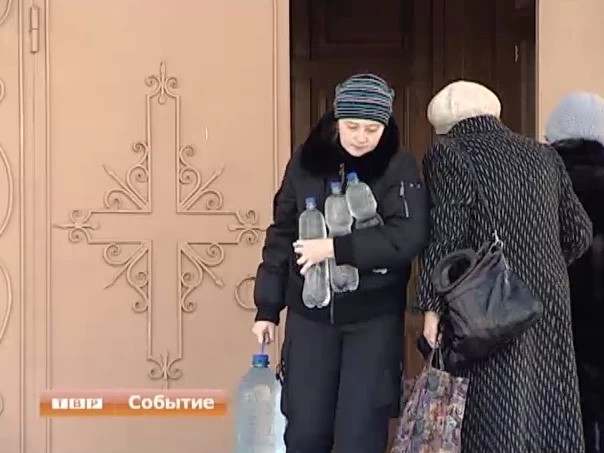 В Крещенский сочельник народ идет за водой в церкви и на источники