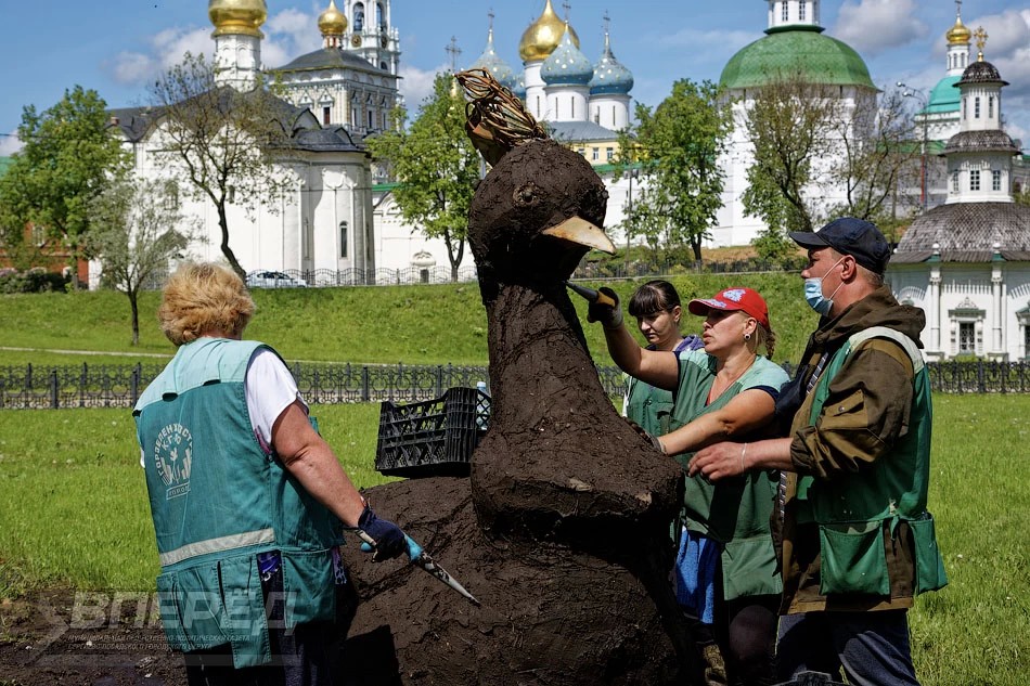 Сергиев Посад украшают цветочными фигурами