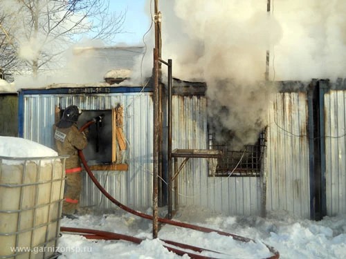 При пожаре в бытовках погибли двое