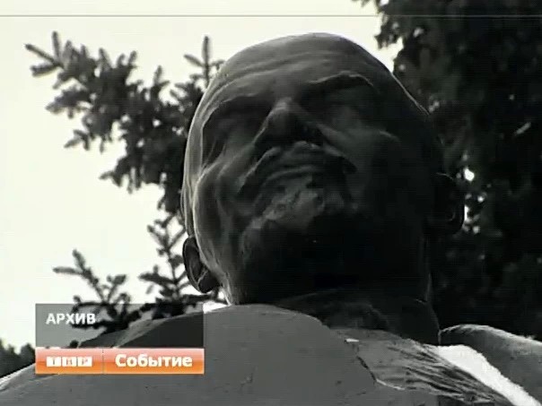 Памятник Ленину покрасили в неожиданный цвет