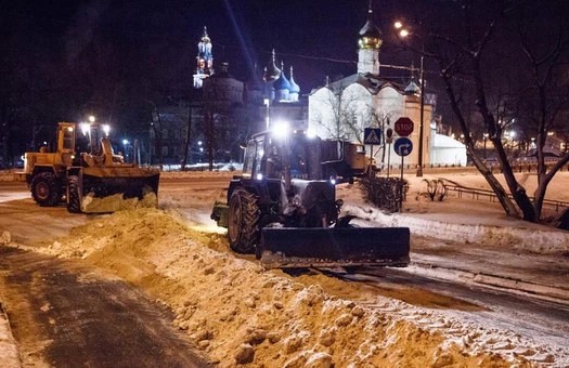 Город вывозит снег