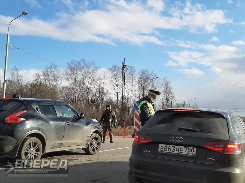 Водителей такси в Подмосковье начали штрафовать за перевозку пассажиров без QR-кода