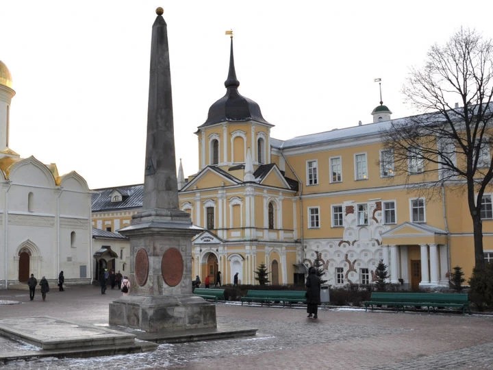 Ризница троице сергиевой лавры. Троице-Сергиева Лавра ризница музей. Троице-Сергиева Лавра казначейский корпус. Ризница Сергиев Посад. Ризница Лавры Сергиев Посад.