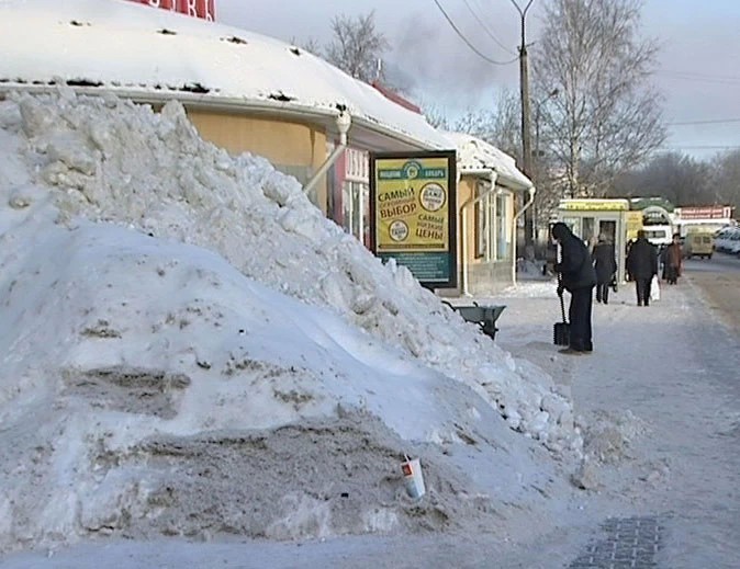 Снег на Привокзальной площади Сергиева Посада волнует городские власти