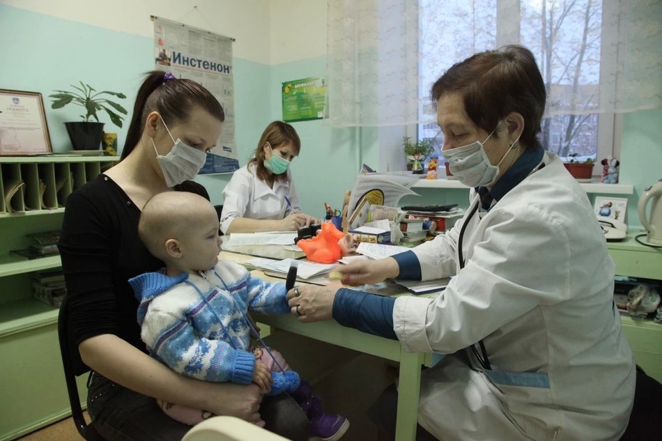 Медработникам и педагогам повысят зарплату