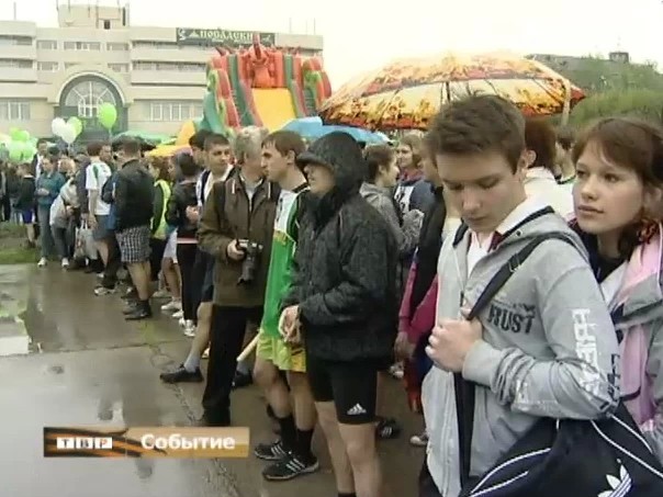 В легкоатлетической эстафете на дистанцию вышли те, кто не испугался дождя.