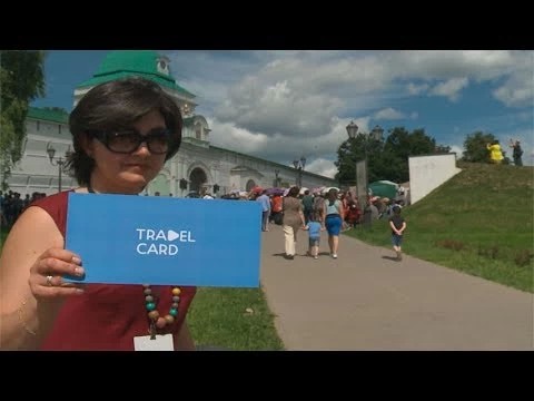 Туристы гуляют в Сергиевом Посаде