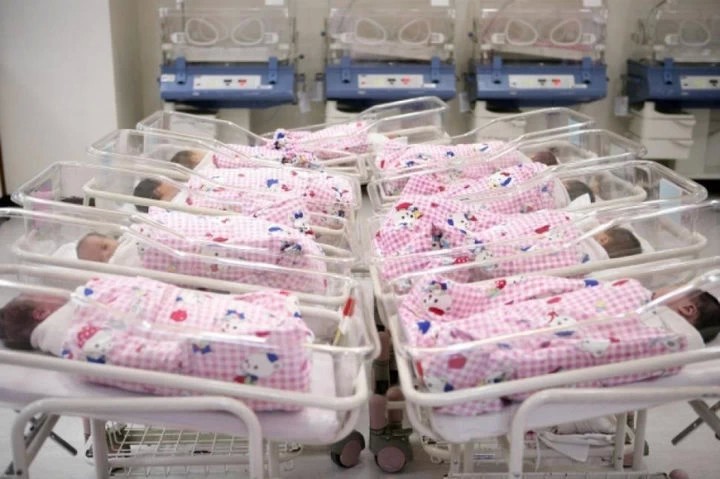 Подарок от государства: Минпромторг составил список вещей новорожденному