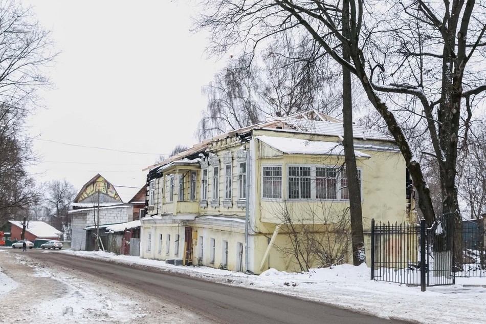 Вековое здание спасают от бомжей и непогоды