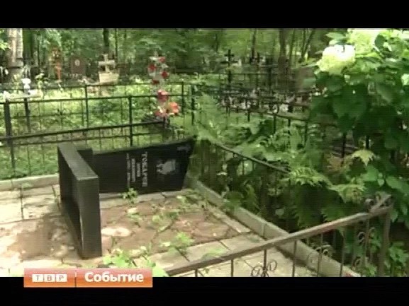 Десятки осквернённых могил. Кладбище в посёлке Семхоз облюбовали вандалы