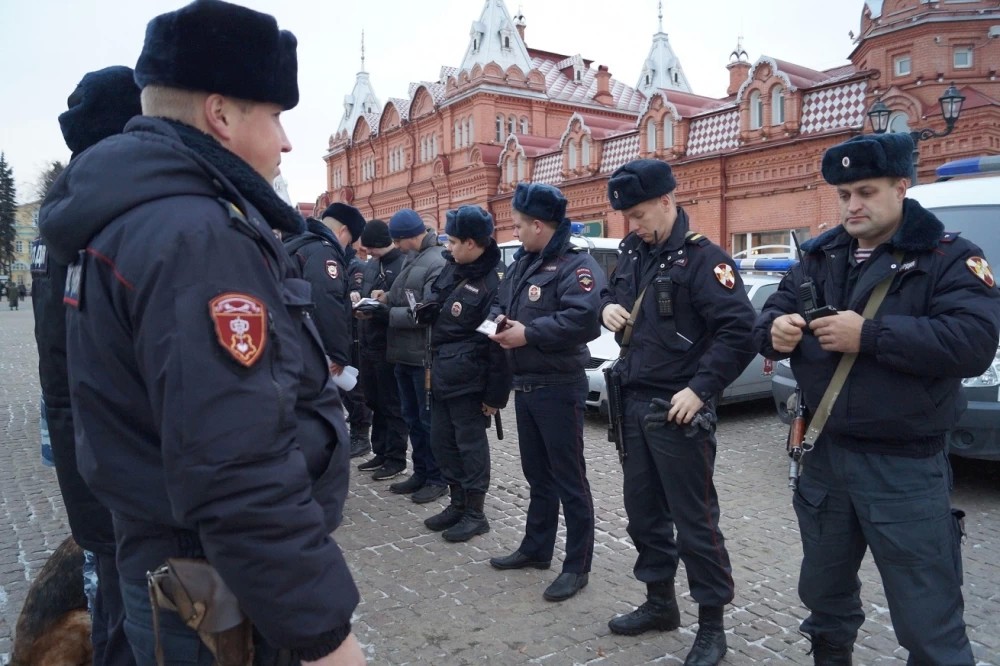 Открытый полицейский  смотр нарядов у стен Лавры