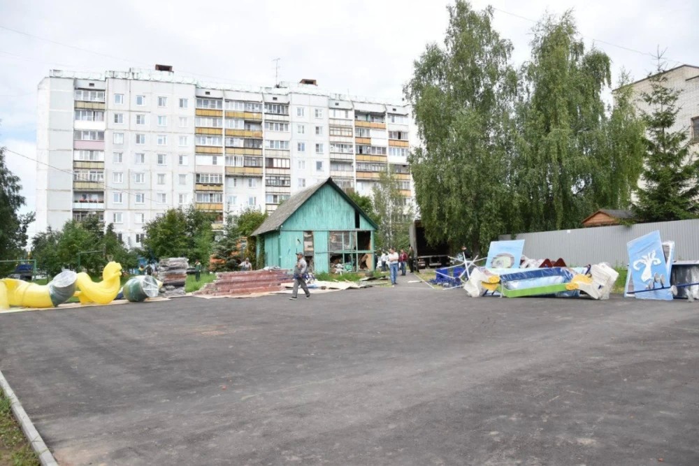 В микрорайоне Ферма Сергиево-Посадского городского округа устанавливают новую детскую площадку