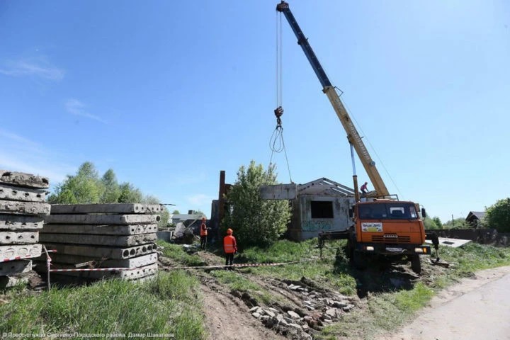 Подлежат сносу: на днях начали разбирать полуразрушенные здания школы и детского сада в селе Озерецкое