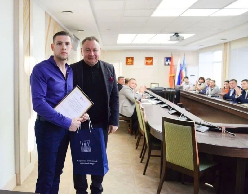 Михаил Токарев наградил героя, спасшего ребёнка
