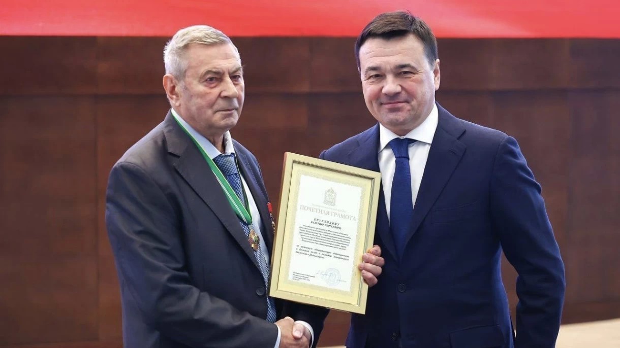 Председателя совета ветеранов Валерия Кругликова наградили почетной грамотой Андрея Воробьева