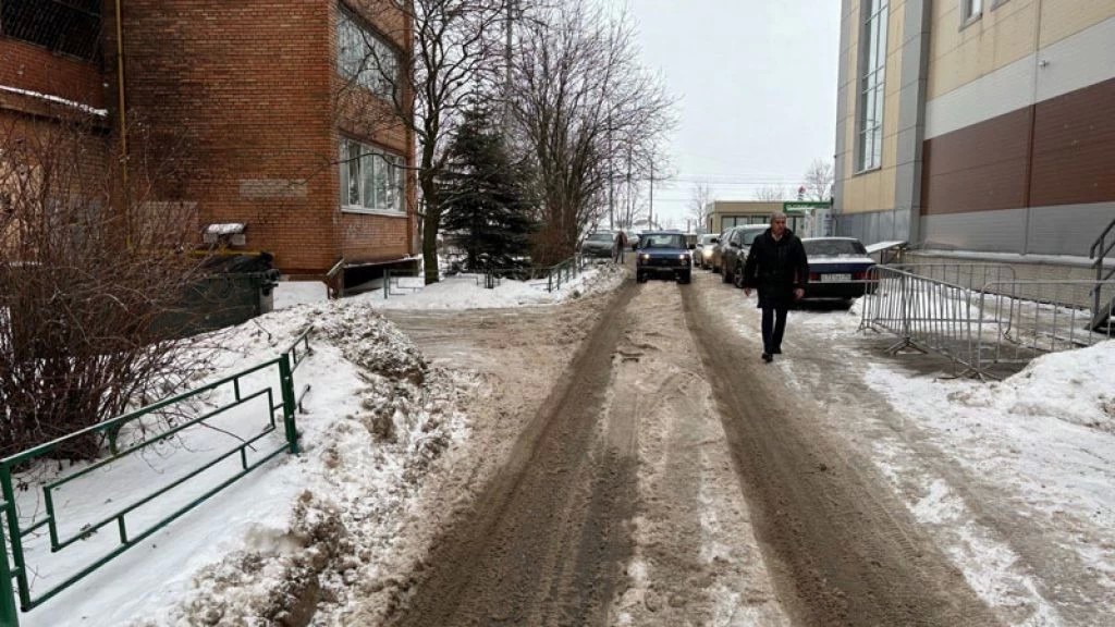 Александр Желтов проверил уборку проезда на Новоугличском шоссе