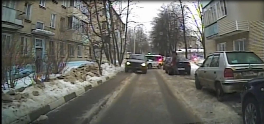 В Скоропусковском пьяный водитель протаранил машину ДПС