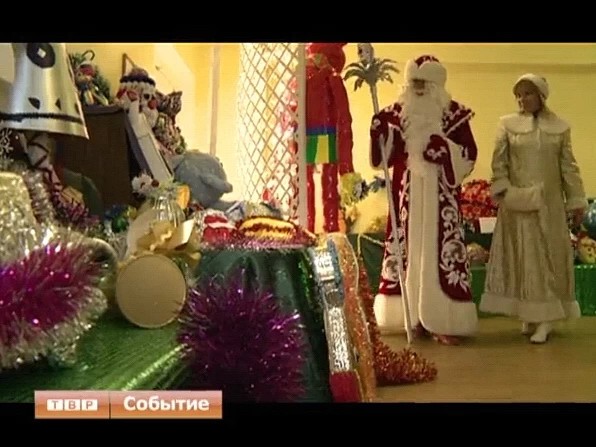 В ДК им. Юрия Гагарина принесли около двухсот самодельных новогодних игрушек