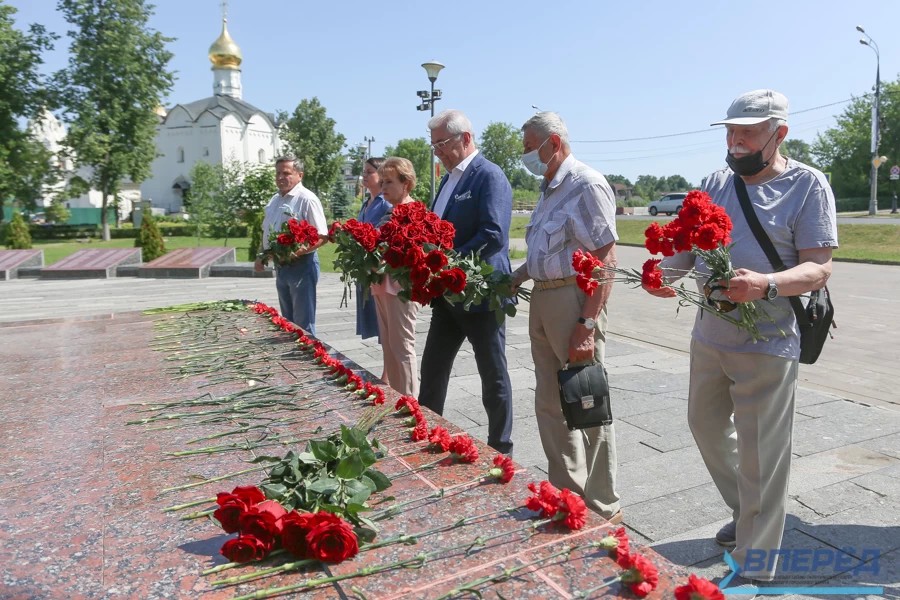 В День памяти и скорби к Мемориалу Славы Сергиева Посада возложили цветы