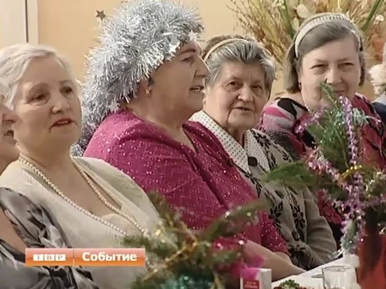 Всем - по новогоднему подарку. Посетителей отделения дневного пребывания Сергиево-Посадского управления соцзащиты поздравили с наступающим