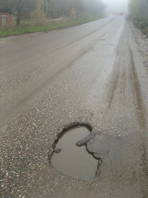 Осторожно, яма недели (на Фестивальной)