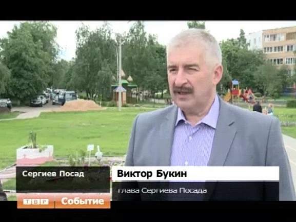 Красоту и оригинальность оформления клумб на бульваре Кузнецова сегодня оценивало независимое жюри народного конкурса "Цветущий Сергиев Посад"