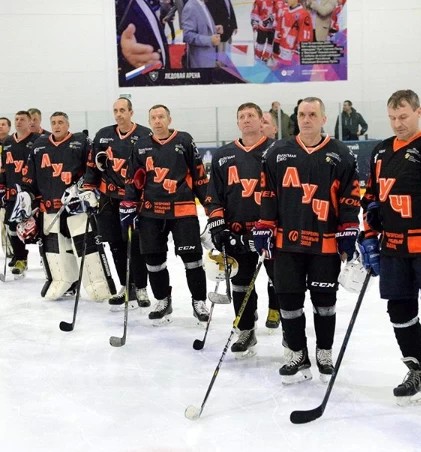 Ветераны хоккейного клуба "Луч" играют в чемпионате "Народный хоккей 50+"