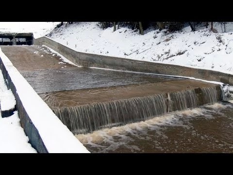 Водосброс на Лесном забрали в железобетонный жёлоб