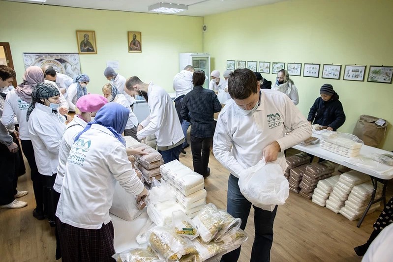 Социальная служба Лавры провела очередную фасовку продуктовых наборов