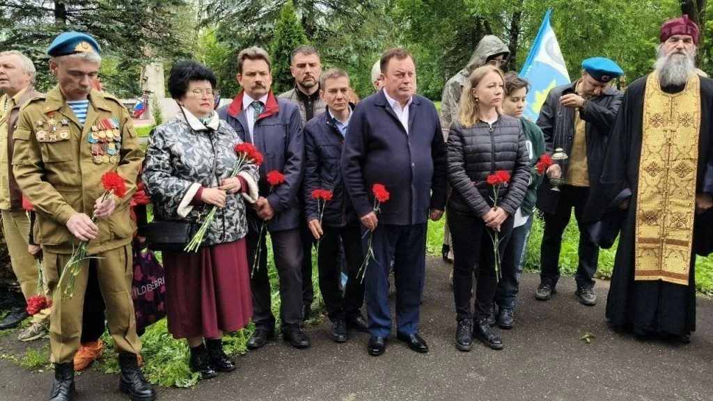 Возложение цветов в парке Победы г. Хотьково