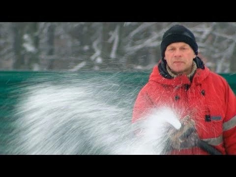 Снова заливают каток