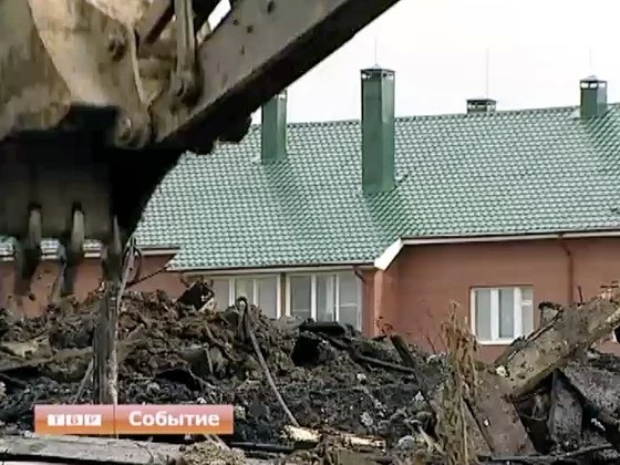 Погорельцы ютятся у родственников и каждый день приходят на место, где стоял их дом