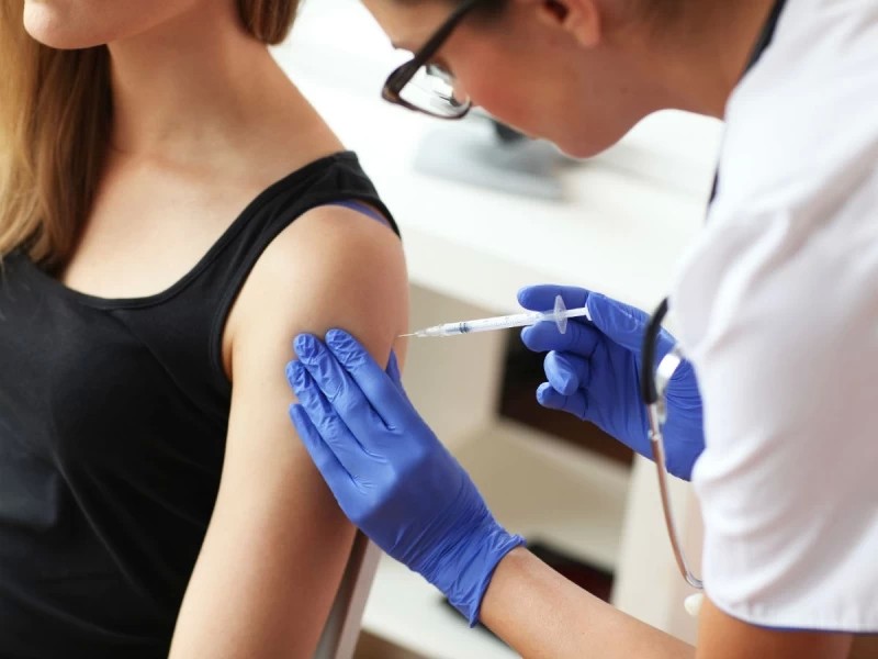 Тест на антитела перед вакцинацией от COVID-19  сдавать не обязательно