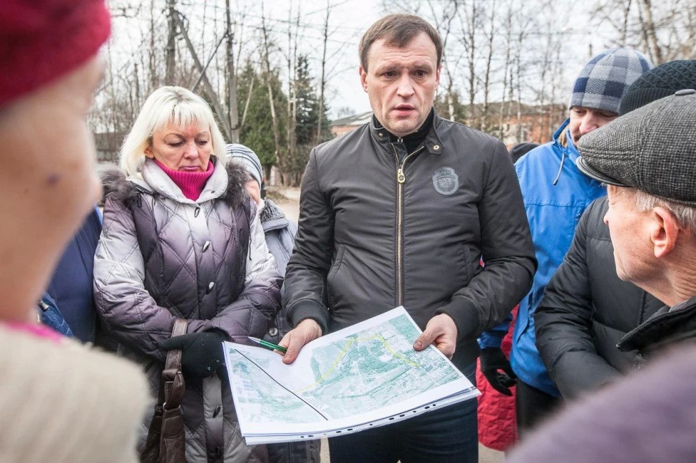 Немного правее