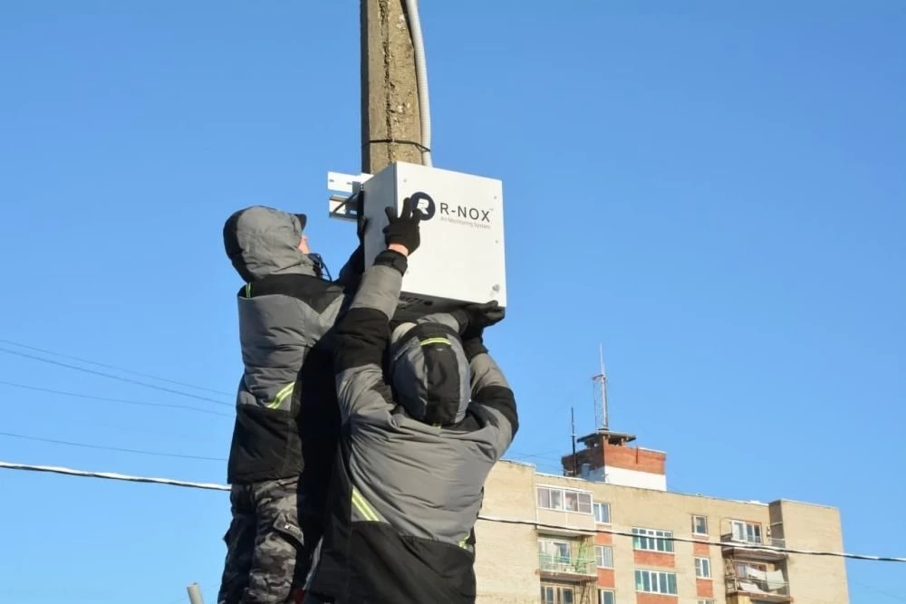 У школы в Скоропусковском установили газоанализаторы для мониторинга качества воздуха