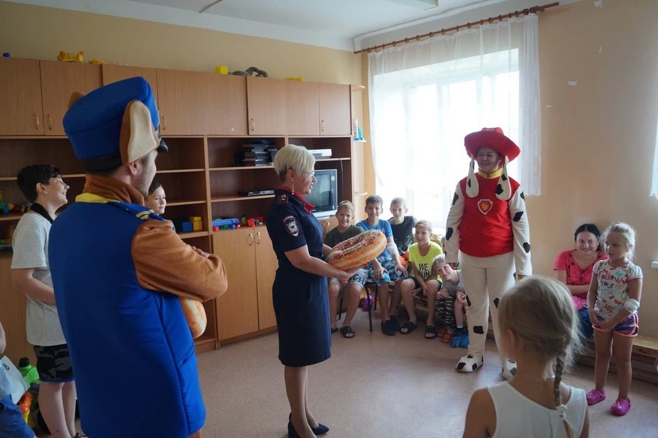 Полицейские и аниматоры встретились с детьми