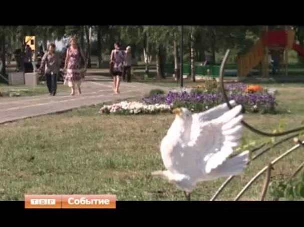 Воровство и благоустройство. Регулярно через эти процедуры проходит бульвар Кузнецова, где расположились цветники
