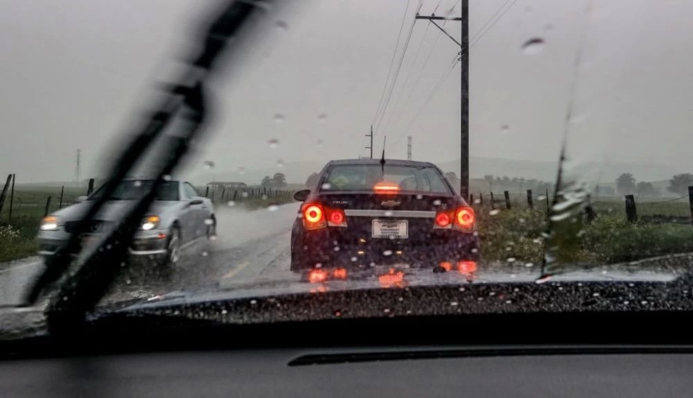 Автомобилистов призывают быть аккуратными за рулём из-за сильного дождя