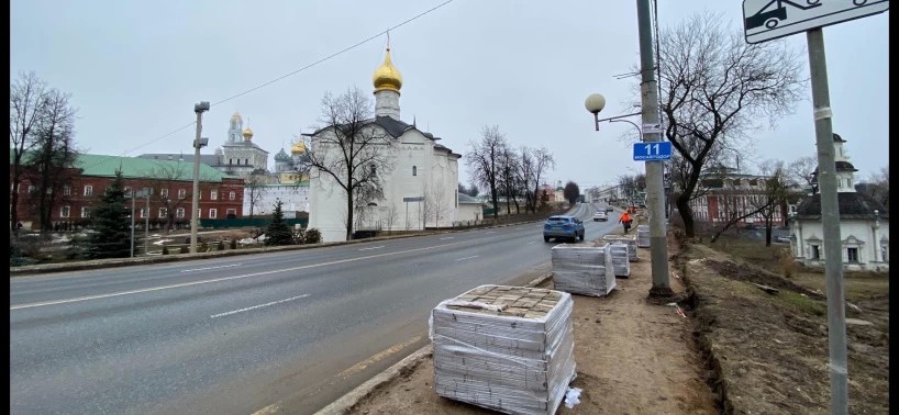 С Сергиевом Посаде начали менять брусчатку на ул. Сергиевской