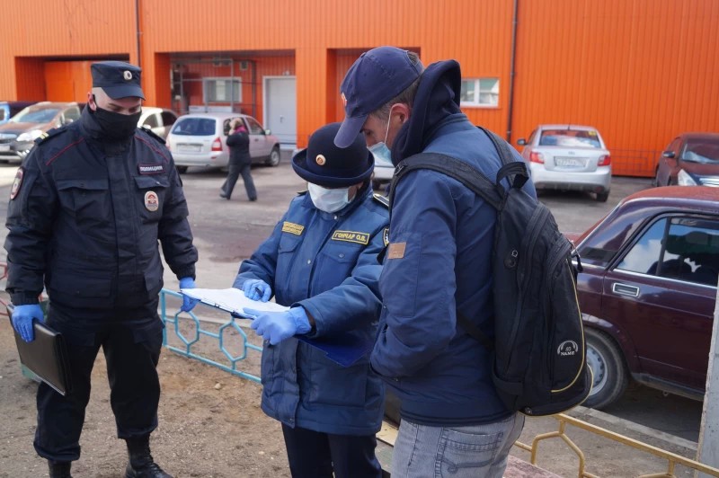 Сотрудники полиции проводят беседы с жителями округа