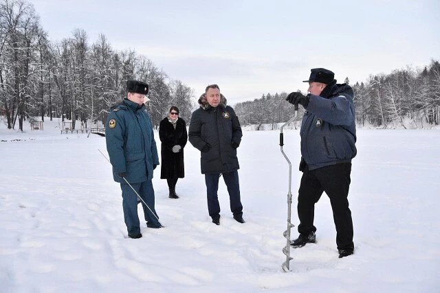 Михаил Токарев проверил крепость льда на Келарском и Скитских прудах