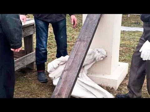 Вандалы повалили скульптуры в Хотькове