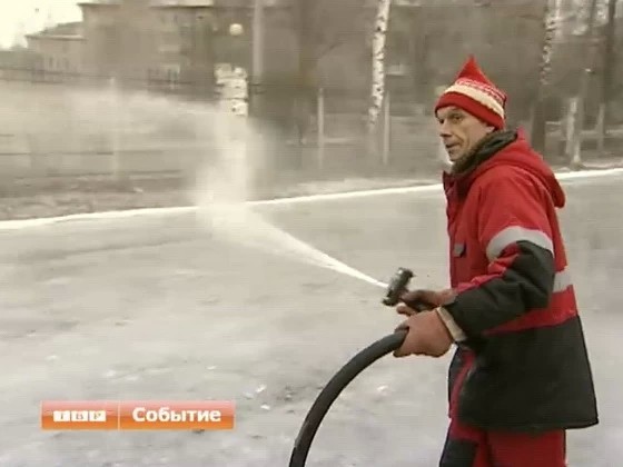 В Сергиевом Посаде начали заливать катки