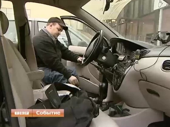 По городу на инвалидной коляске. Константин Богданов за 13 лет привык не только преодолевать барьеры, но и просить о помощи