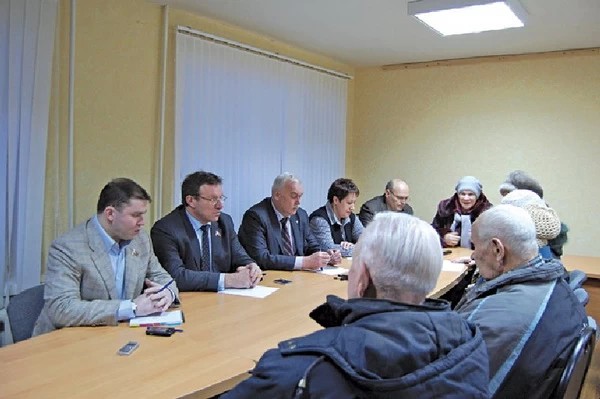Депутатам пожаловались