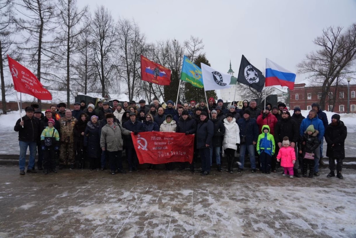 Сегодня в полдень представители военно-патриотических организаций, депутаты Сергиево-Посадского окружного Совета, Общественной палаты, администрации округа почтили память героев, павших за Родину, и возложили цветы к Вечному огню