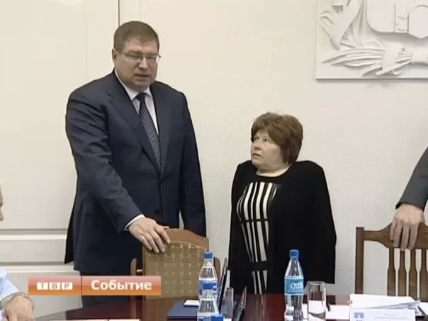 Достойна звания "народной". Депутат районного Совета депутатов Любовь Семёнова принимает поздравления с юбилеем
