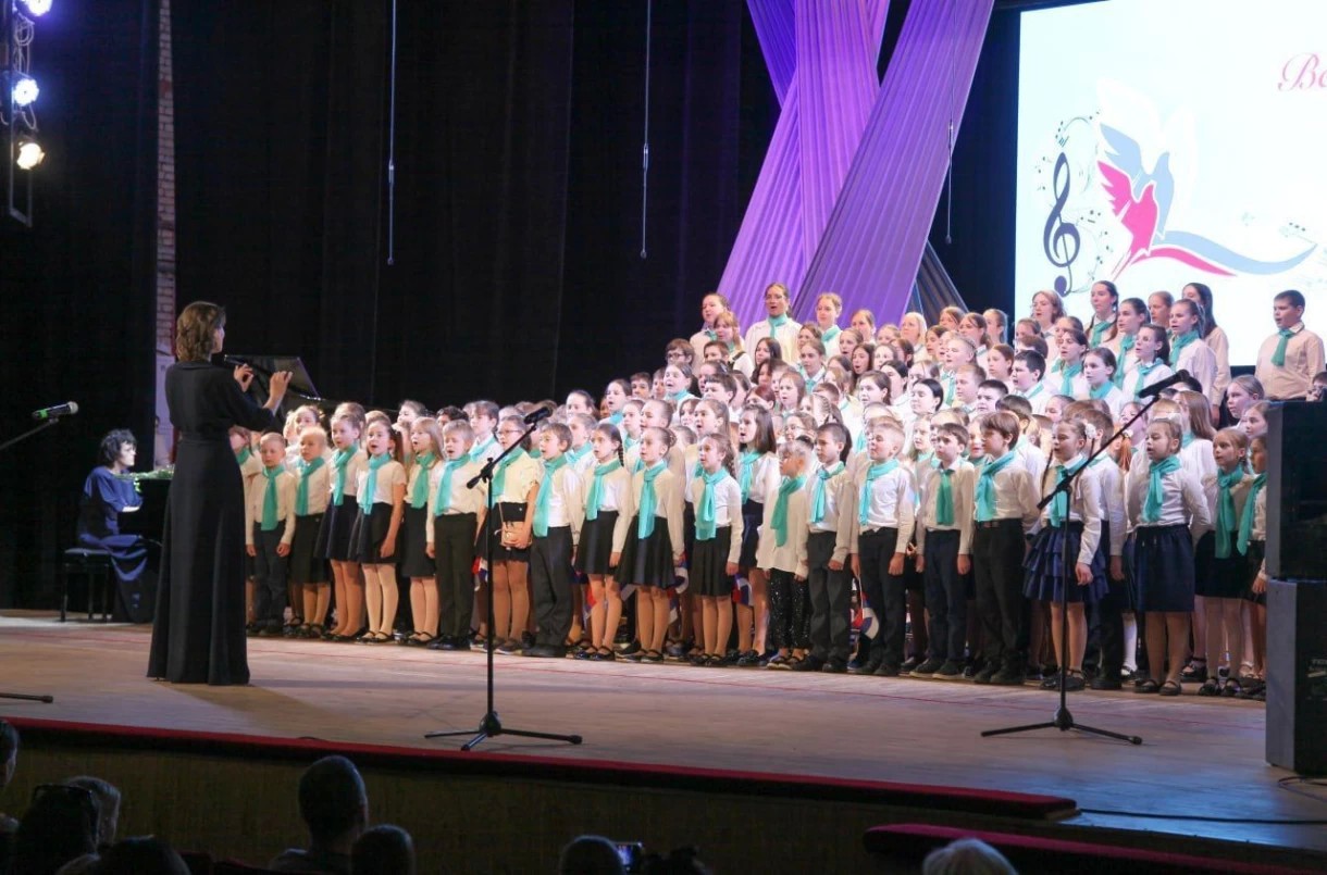 В большом зале ДК им. Ю.А. Гагарина сегодня собрались воспитанники музыкальных школ и школ искусств округа
