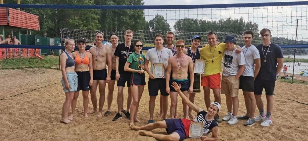 Пляжные волейболисты отметили День молодёжи турниром среди команд юношей и девушек
